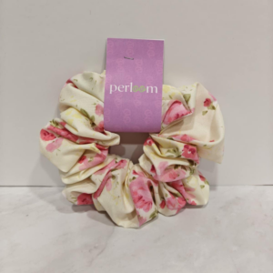 Υφασμάτινο Scrunchie Μαλλιών με Floral Σχέδιο – Εκρού / Ροζ