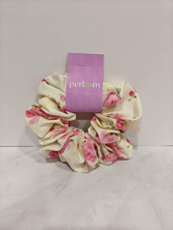 Υφασμάτινο Scrunchie Μαλλιών με Floral Σχέδιο – Εκρού / Ροζ