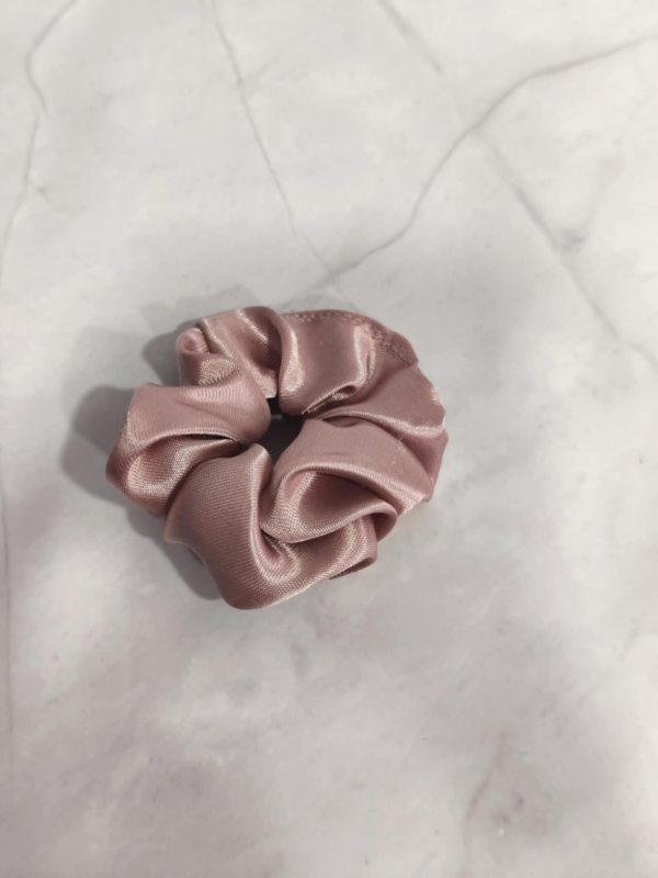Mini Σατέν Scrunchie Μαλλιών – Σάπιο Μήλο