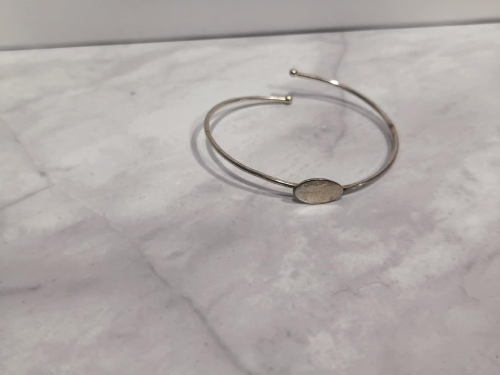 Minimal cuff από αλπακά με οβάλ μεταλλική επιφάνεια