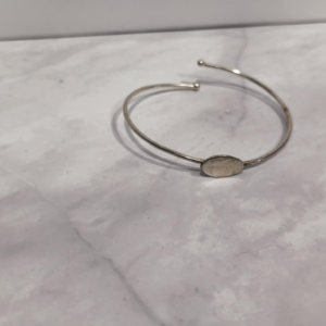 Minimal cuff από αλπακά με οβάλ μεταλλική επιφάνεια