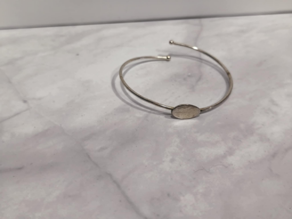 Minimal cuff από αλπακά με οβάλ μεταλλική επιφάνεια