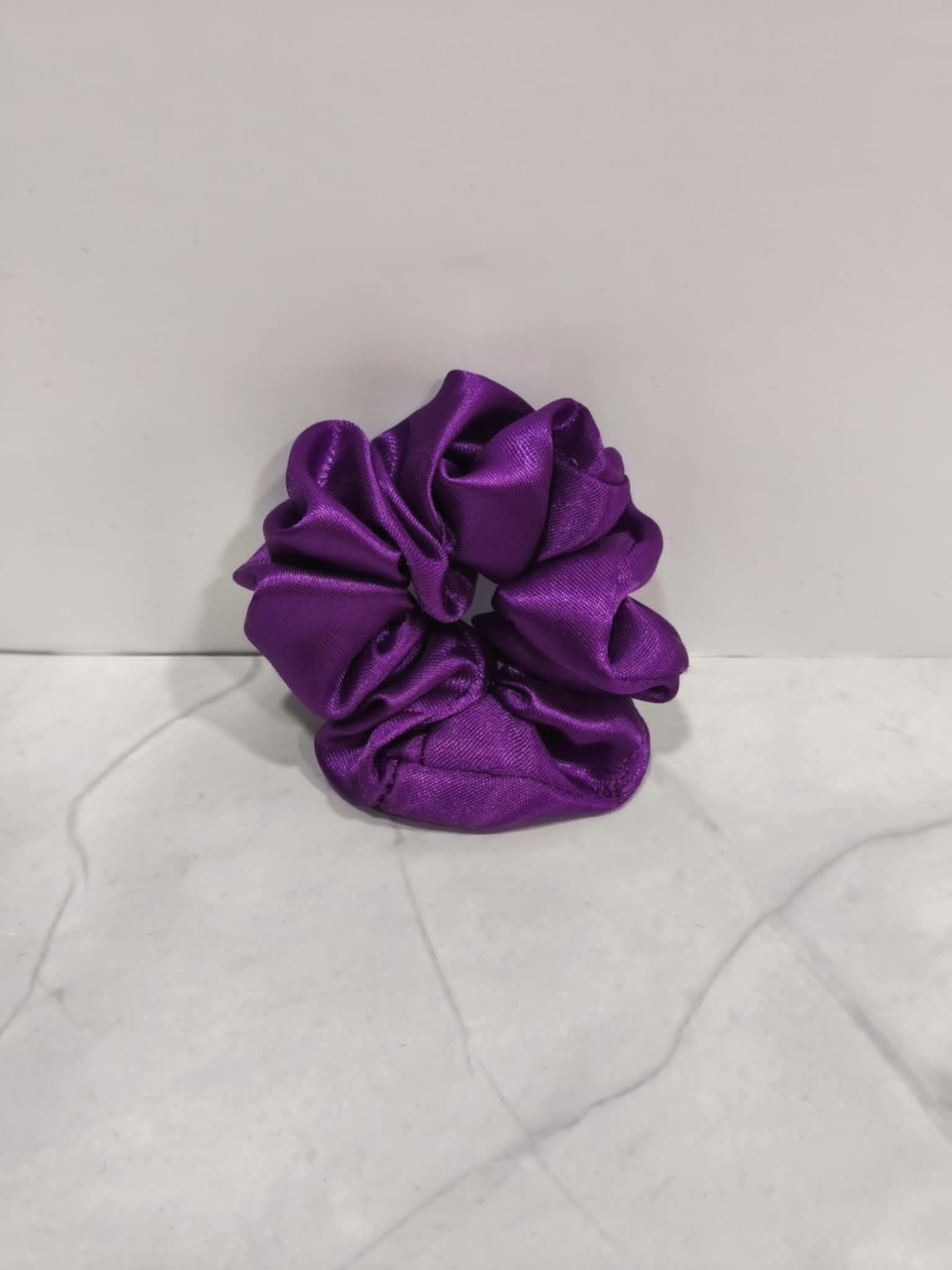Mini Σατέν Scrunchie Μαλλιών – Μωβ - Image 2