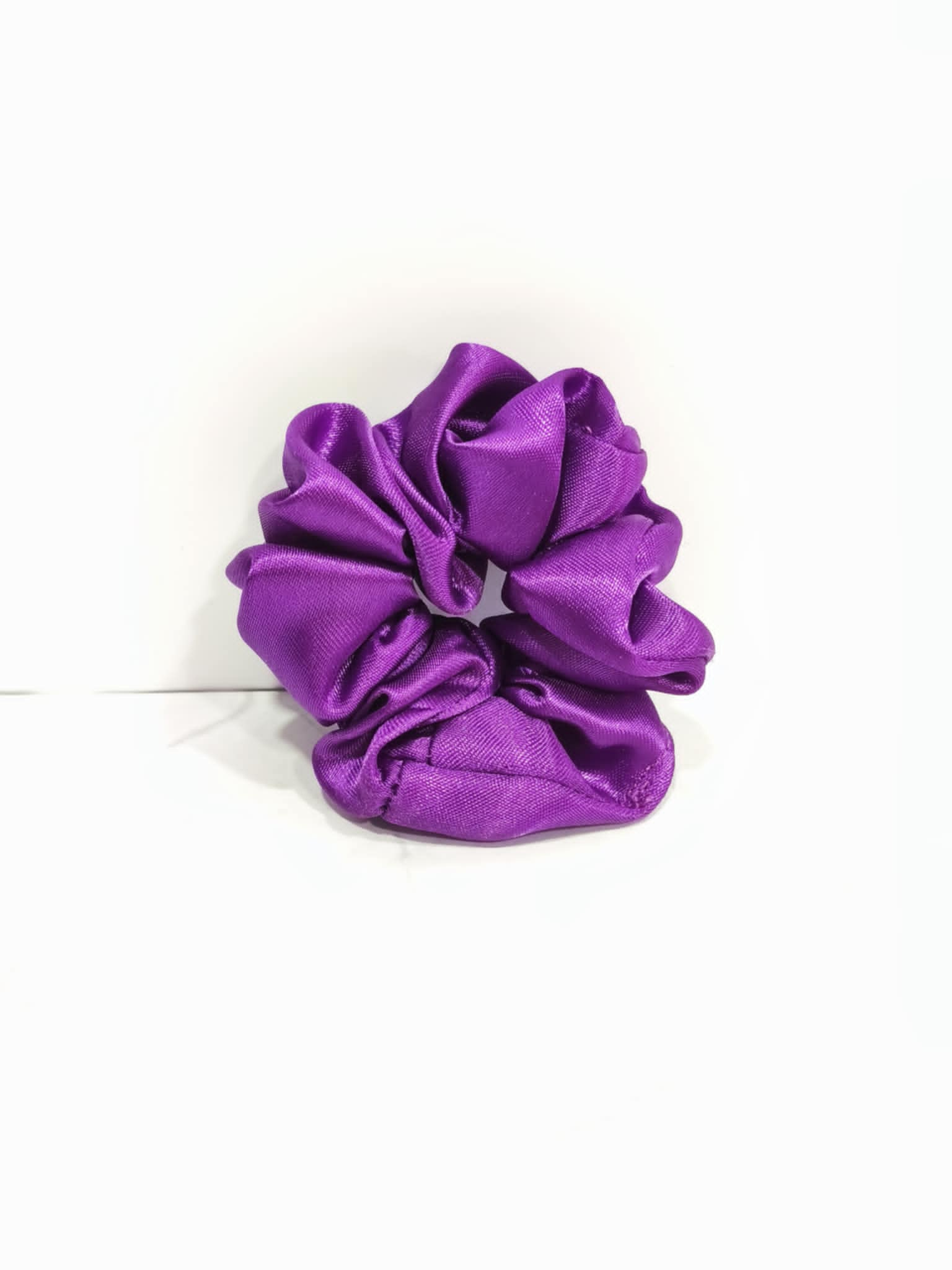 Mini Σατέν Scrunchie Μαλλιών – Μωβ - Image 3