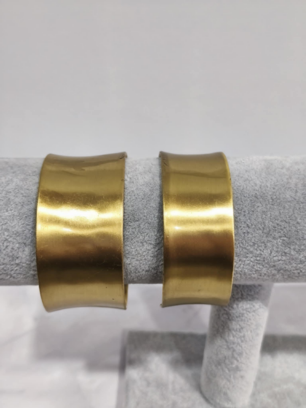 Ζευγάρι φαρδιά μπρούτζινα cuff βραχιόλια