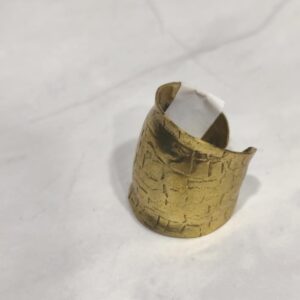 Χρυσό Φαρδύ Δαχτυλίδι Cuff με Ανάγλυφη Υφή