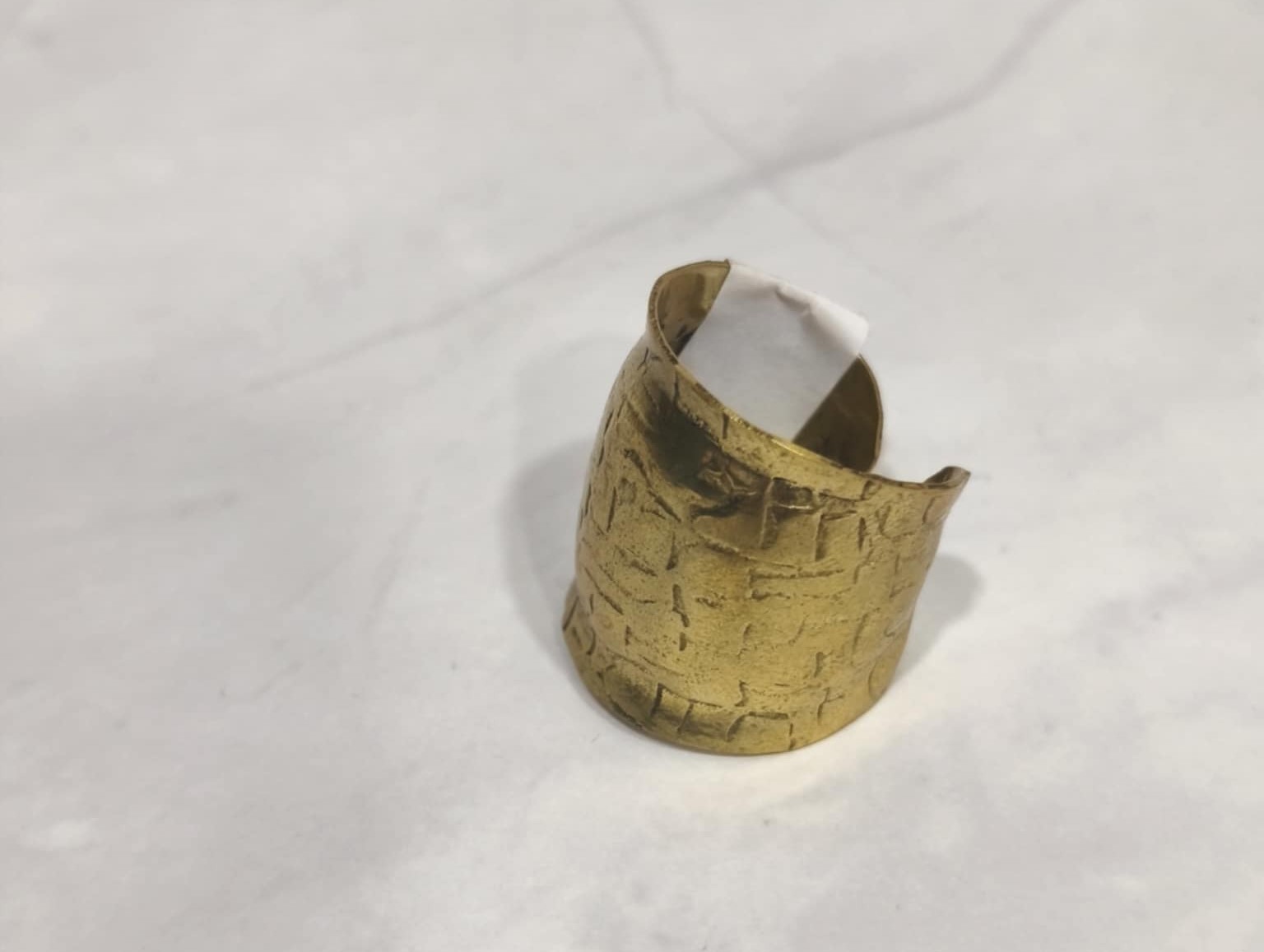 Χρυσό Φαρδύ Δαχτυλίδι Cuff με Ανάγλυφη Υφή