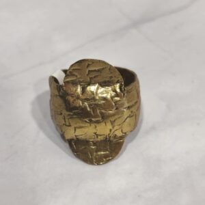 Χρυσό Φαρδύ Δαχτυλίδι Cuff με Ανάγλυφες Επιφάνειες